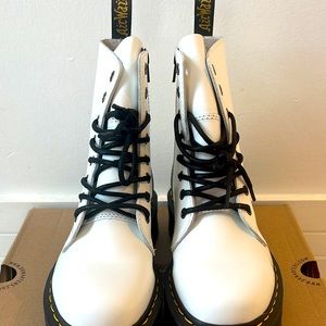 Dr.Martens Jadon Smooth Leather platform Booths in white!